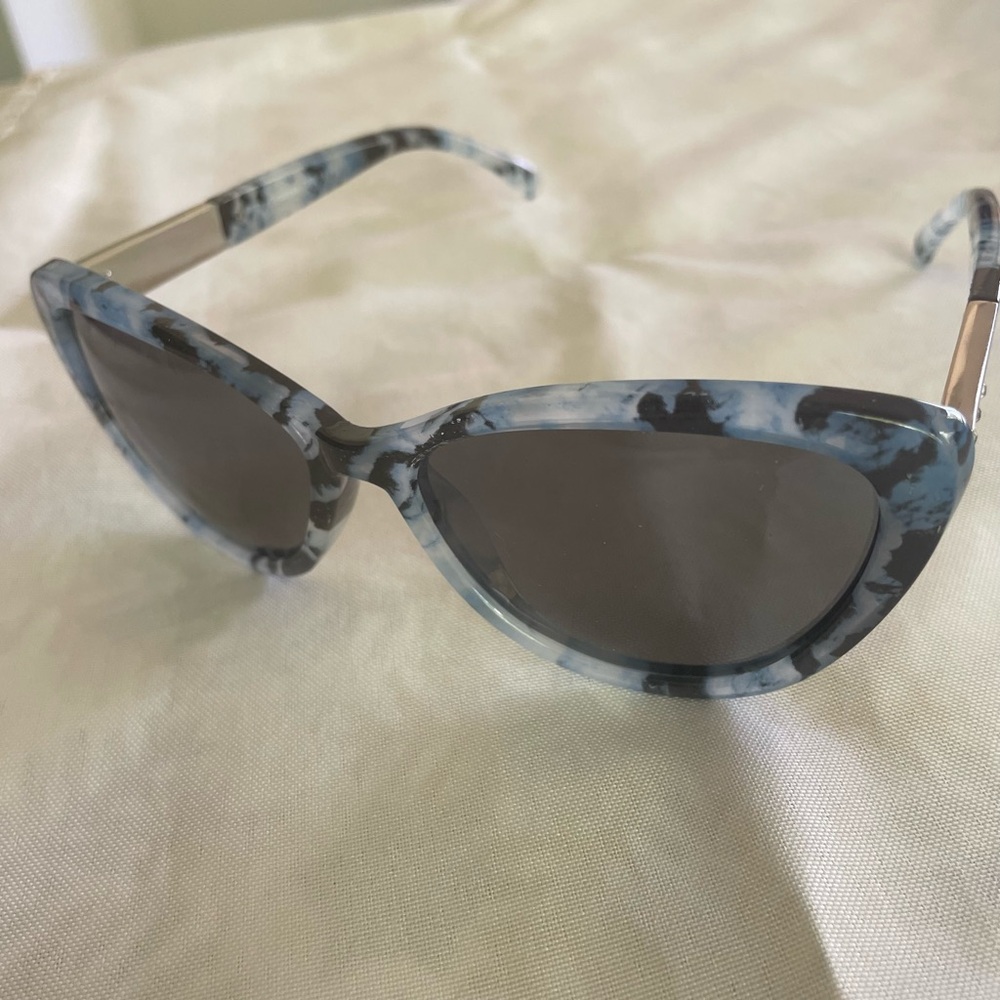 Blue and Black Cat-Eye Sunglasses with Sleek Design